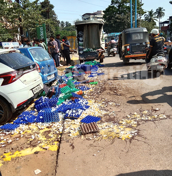 Hundreds of eggs cracked on road as private bus hit egg supply vehicle in Mangaluru